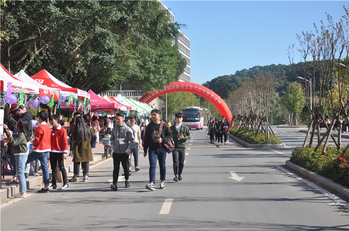 集市现场吸引众多师生前来购买.png
