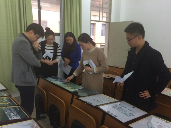评审组老师精心挑选作品报送省赛决赛.png