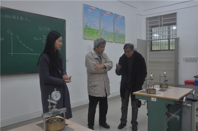 参观土木工程学院实验室.png
