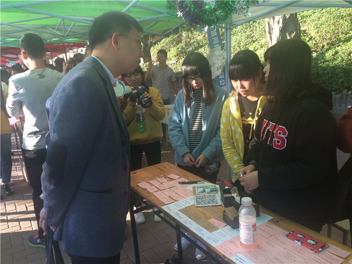学工部谢武主任与学生团队交谈.png