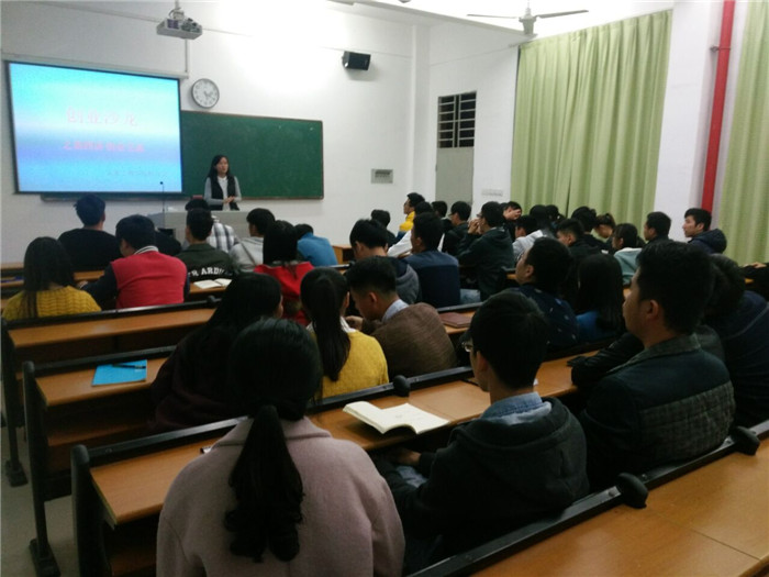 郑雪边老师为同学们分析创业前景.png